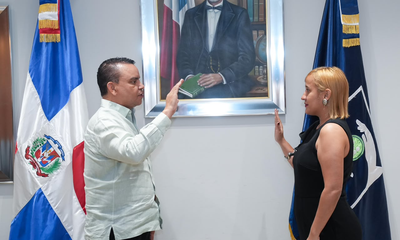 La doctora Jenny Olivero asumió la dirección del Hospital Regional Jaime Mota, tras ser juramentada por el director ejecutivo del SNS, Julio Landrón.