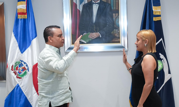 La doctora Jenny Olivero asumió la dirección del Hospital Regional Jaime Mota, tras ser juramentada por el director ejecutivo del SNS, Julio Landrón.
