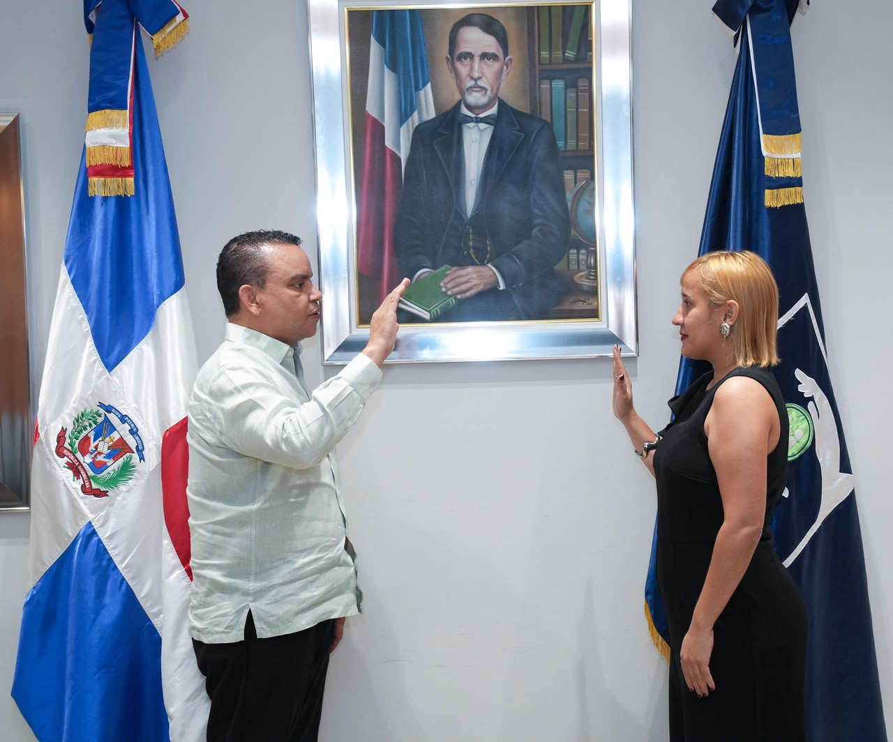 La doctora Jenny Olivero asumió la dirección del Hospital Regional Jaime Mota, tras ser juramentada por el director ejecutivo del SNS, Julio Landrón.