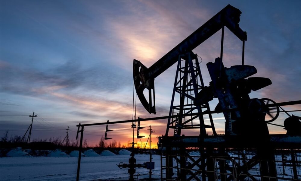 El petróleo de Texas cierra agosto en 85,76 dólares tras los ataques entre EE. UU. e Irán