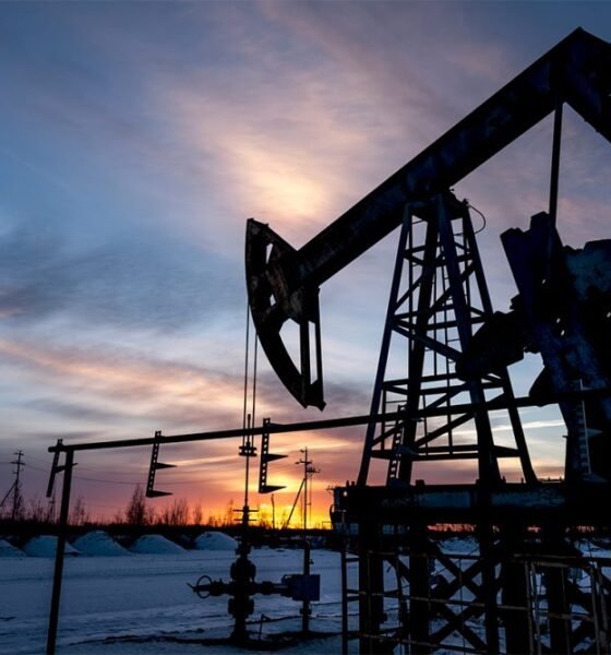 El petróleo de Texas cierra agosto en 85,76 dólares tras los ataques entre EE. UU. e Irán