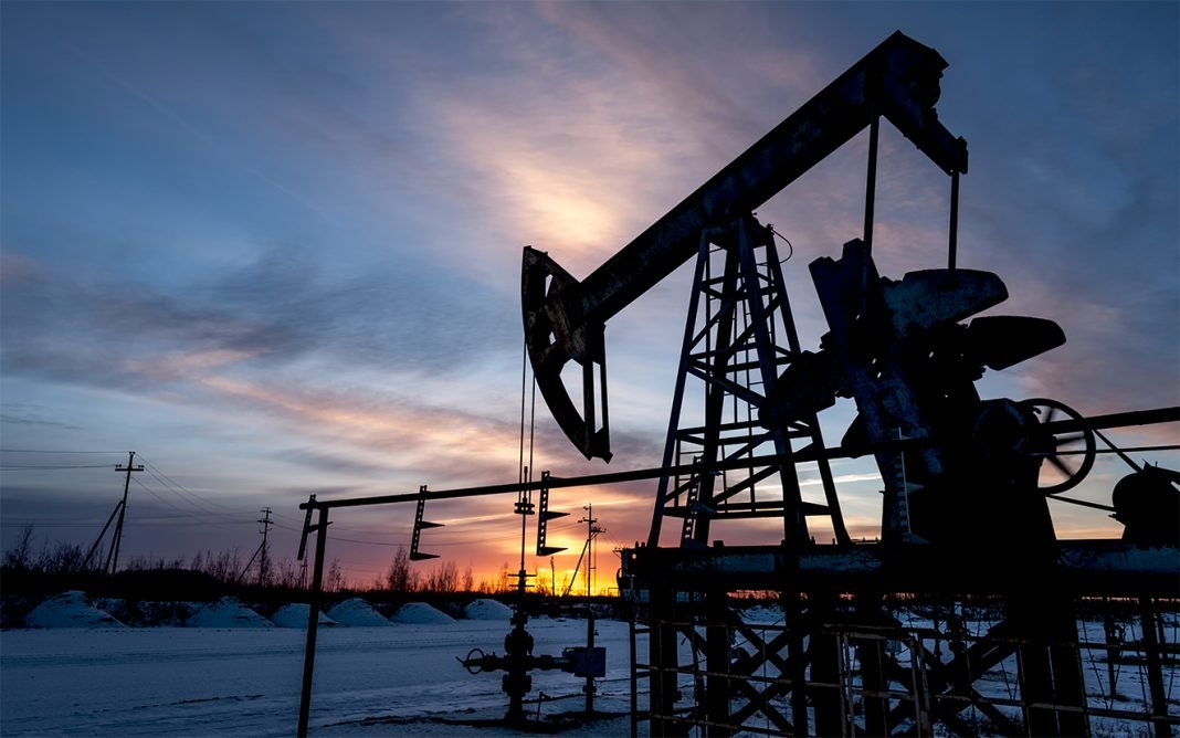 El petróleo de Texas cierra agosto en 85,76 dólares tras los ataques entre EE. UU. e Irán