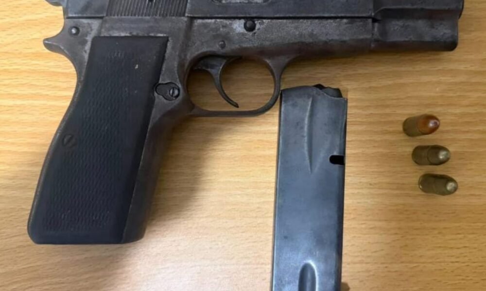 La Policía Nacional recuperó una pistola 9 milímetros sustraída de un establecimiento comercial en Vicente Noble y apresó a un joven de 19 años.