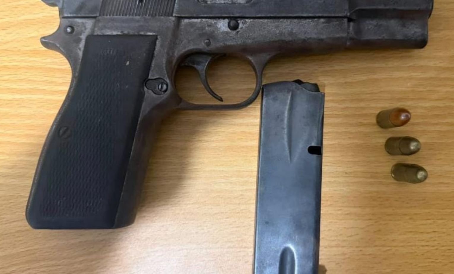 La Policía Nacional recuperó una pistola 9 milímetros sustraída de un establecimiento comercial en Vicente Noble y apresó a un joven de 19 años.
