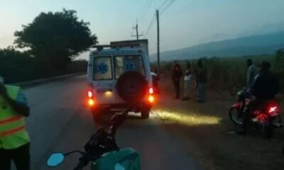 Una persona murió y otra resultó herida tras un accidente entre una motocicleta y un camión en la carretera Sánchez, Barahona.