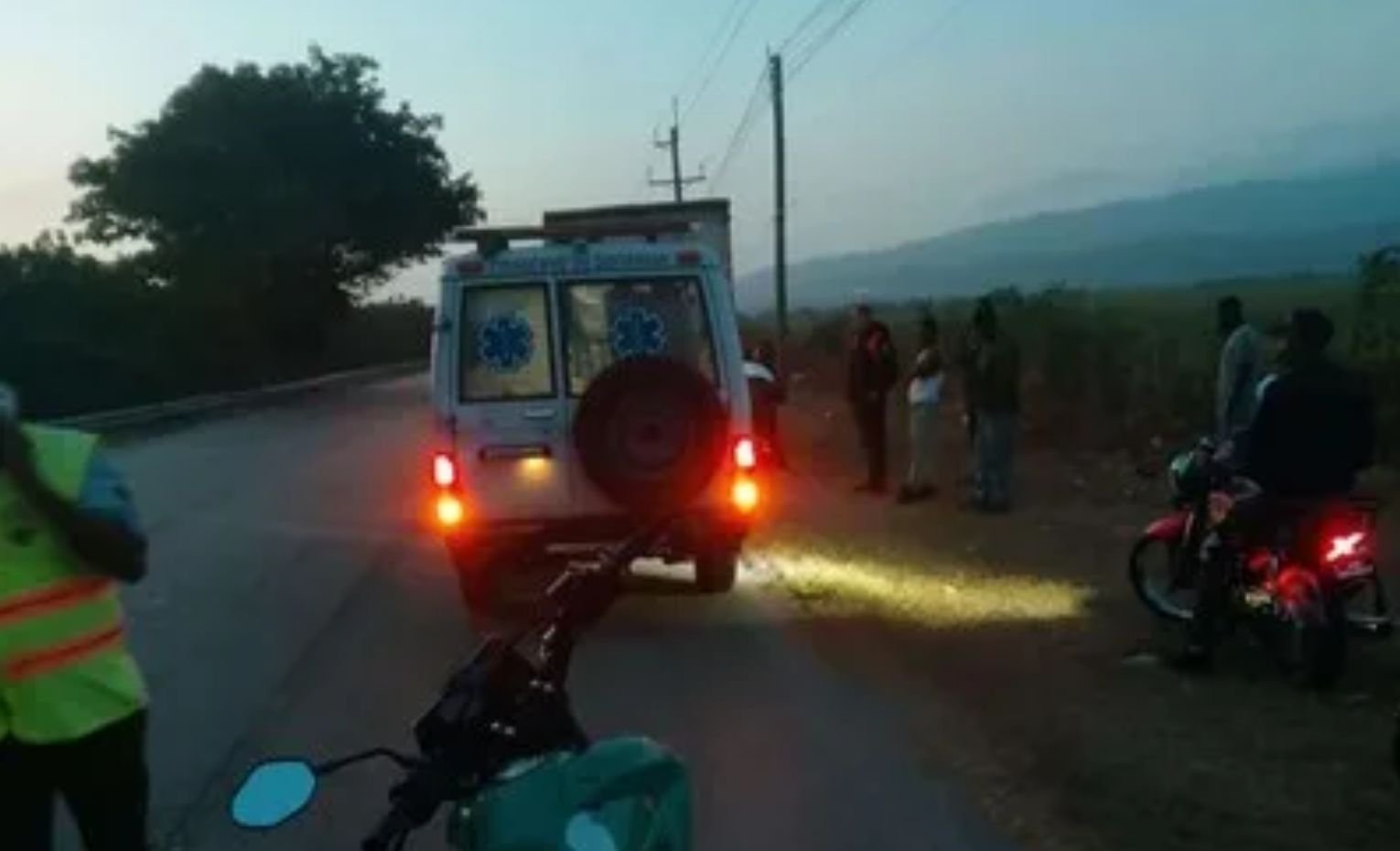Una persona murió y otra resultó herida tras un accidente entre una motocicleta y un camión en la carretera Sánchez, Barahona.