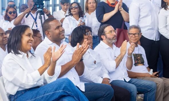 El alcalde de Neiba, Yadel Suberví, agradeció al presidente Abinader y al doctor Julio Landrón por la inauguración de nuevos centros de salud.