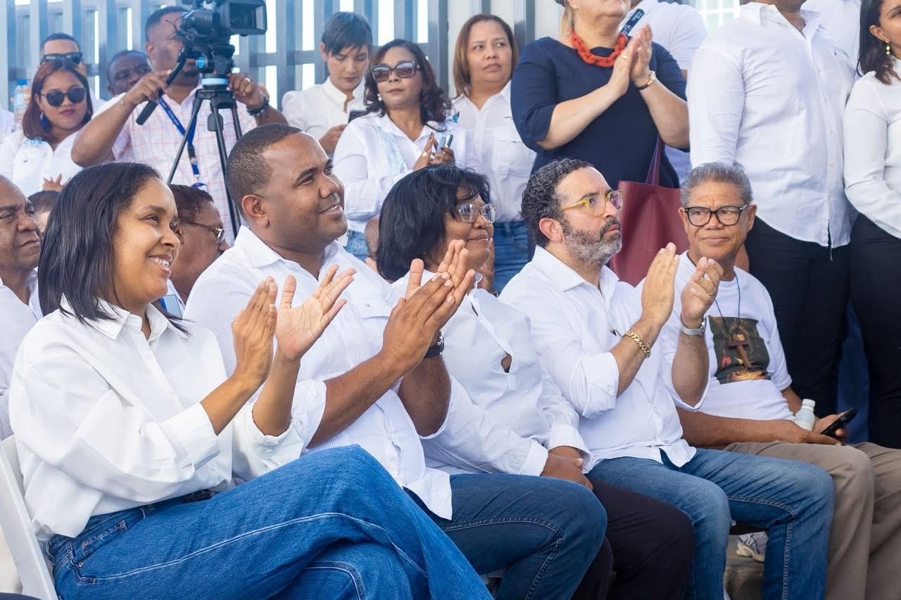 El alcalde de Neiba, Yadel Suberví, agradeció al presidente Abinader y al doctor Julio Landrón por la inauguración de nuevos centros de salud.