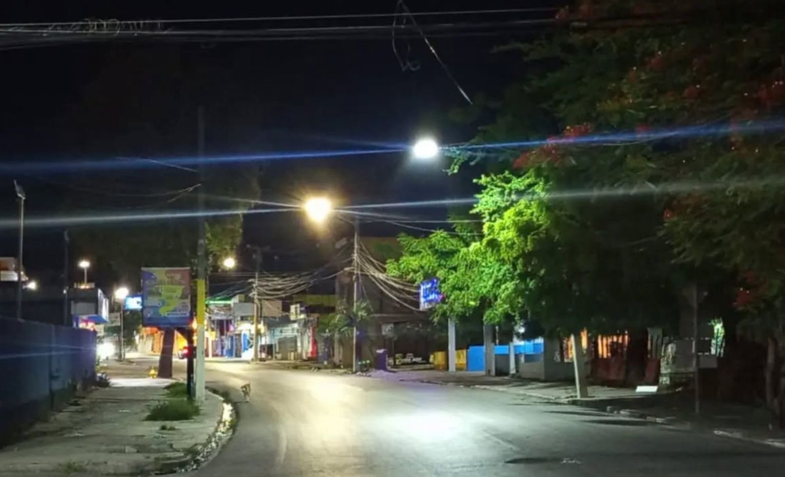 Alcaldía de Barahona instala lámparas en diferentes calles del municipio
