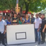 Alcaldía de Cabral entrega tablero a jóvenes deportistas del Barrio Arriba