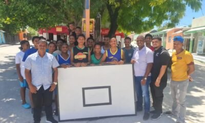 Alcaldía de Cabral entrega tablero a jóvenes deportistas del Barrio Arriba