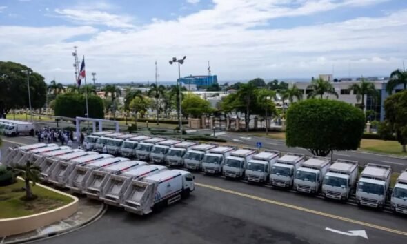 Ayuntamiento de Barahona recibe nuevo camión compactador de basura