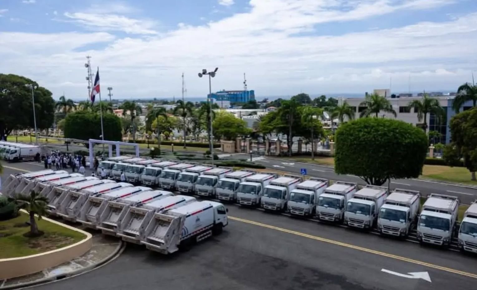 Ayuntamiento de Barahona recibe nuevo camión compactador de basura