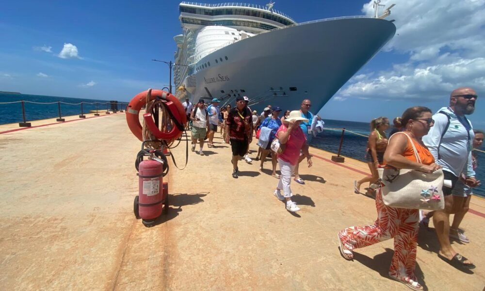 Arriba a Cabo Rojo el crucero Allure of the Seas con más de 8,700 personas a bordo