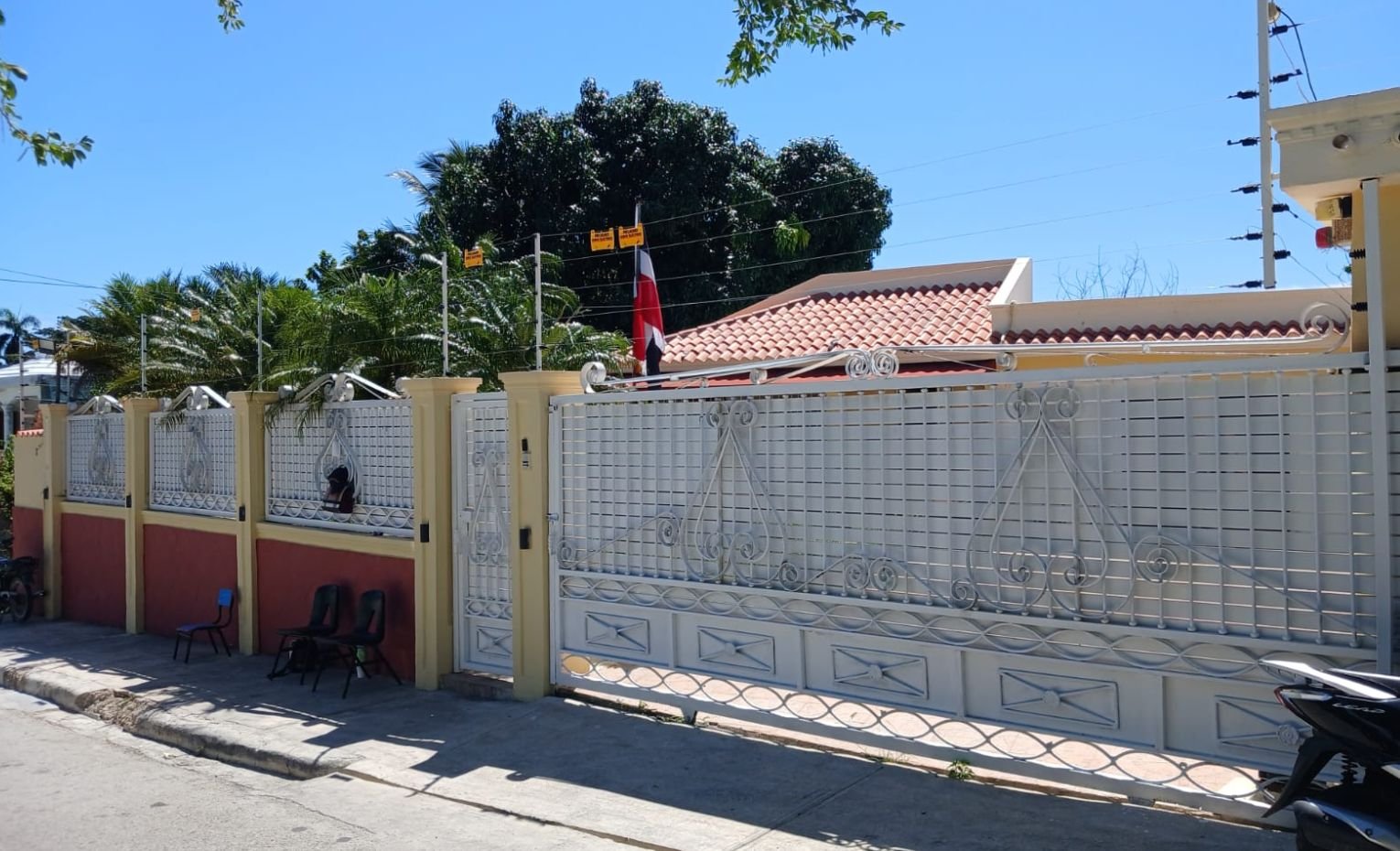 El Centro de Educación Especial de Barahona opera sin electricidad y enfrenta reclamos por deuda, alquiler, internet y otras precariedades.
