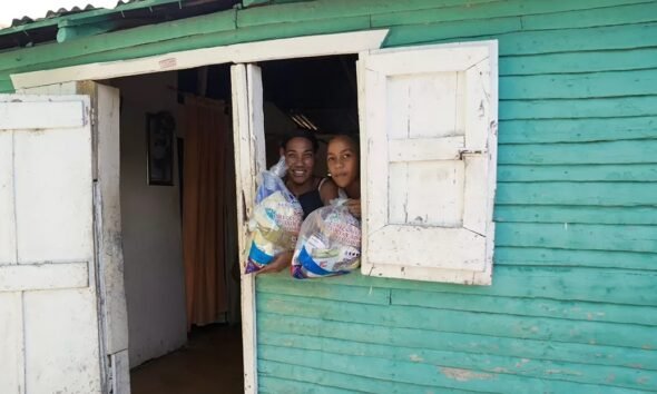 DASAC lleva alimentos y repara techos tras ventarrón en San Juan