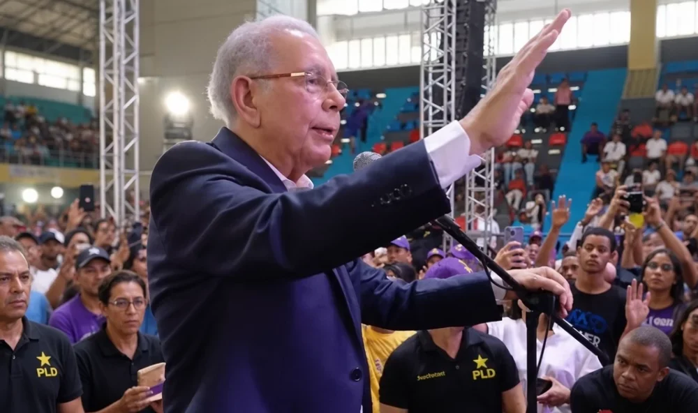 Danilo Medina juramentó a 1,150 nuevos miembros del PLD durante una multitudinaria asamblea realizada este sábado en Barahona.