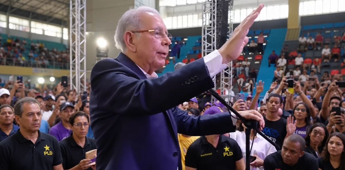 Danilo Medina juramentó a 1,150 nuevos miembros del PLD durante una multitudinaria asamblea realizada este sábado en Barahona.