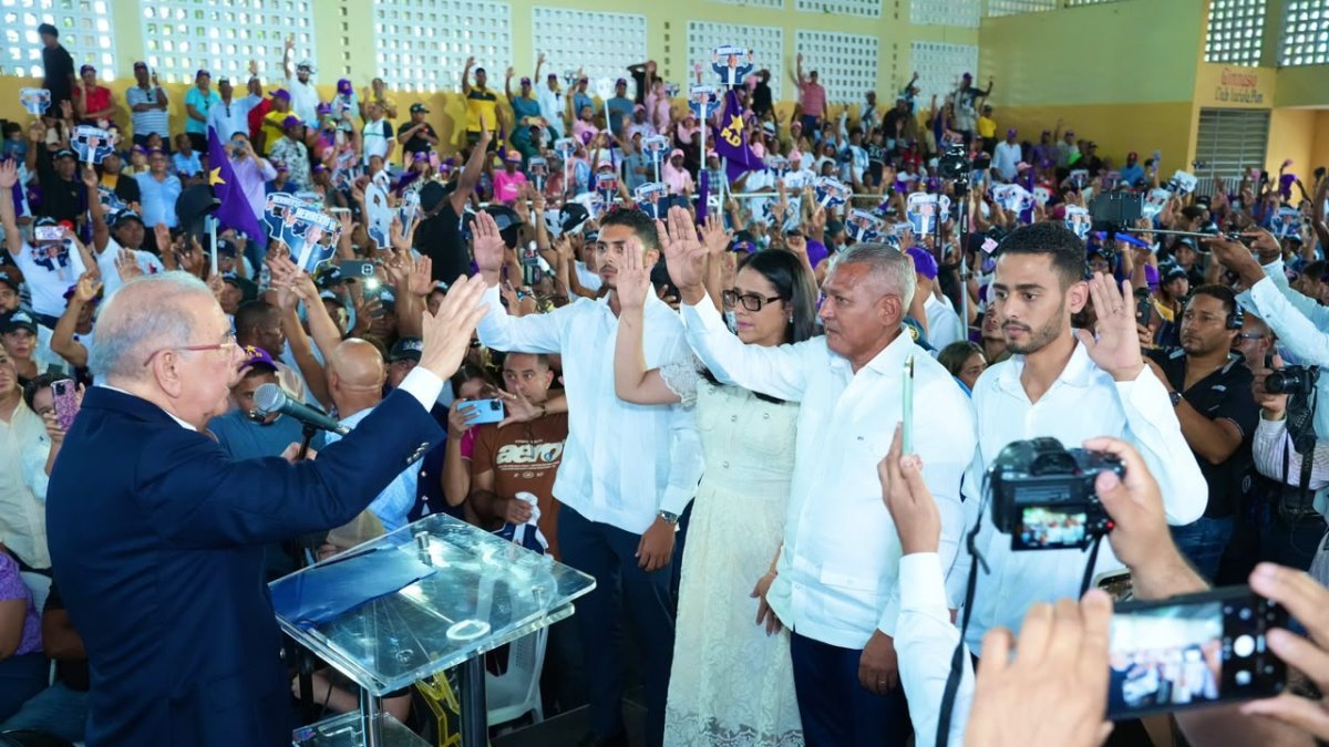 Danilo Medina juramenta a 5,423 nuevos miembros del PLD en Higüey