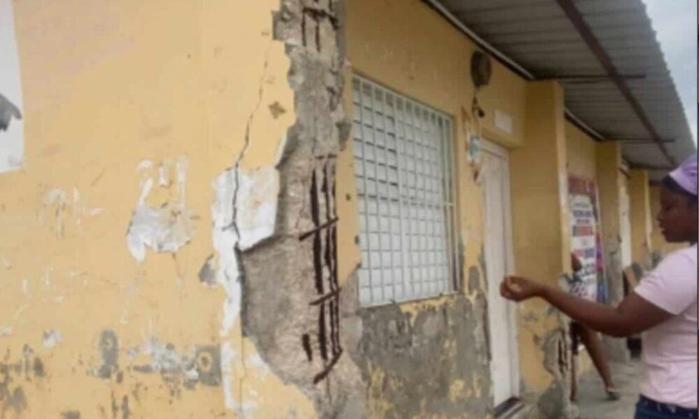 Escuelas de Tamayo enfrentan deterioro y estudiantes reciben clases fuera