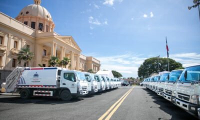 Gobierno entrega 50 camiones compactadores a municipios del país