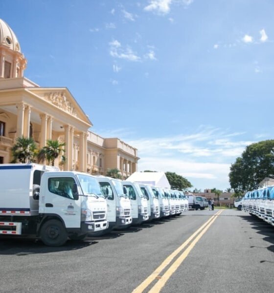 Gobierno entrega 50 camiones compactadores a municipios del país
