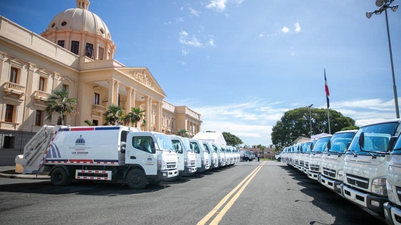 Gobierno entrega 50 camiones compactadores a municipios del país