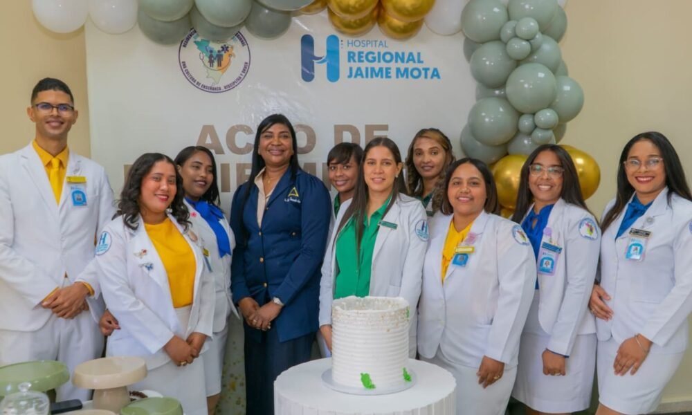 Hospital Jaime Mota recibe nuevos médicos residentes y reconoce trayectoria del Dr. Ángel Feliz