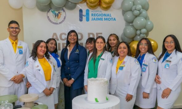 Hospital Jaime Mota recibe nuevos médicos residentes y reconoce trayectoria del Dr. Ángel Feliz