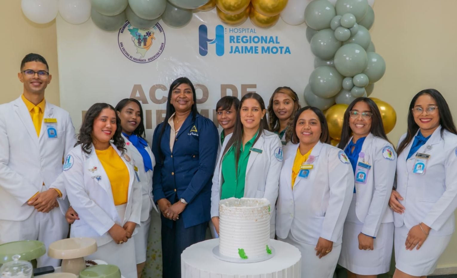 Hospital Jaime Mota recibe nuevos médicos residentes y reconoce trayectoria del Dr. Ángel Feliz