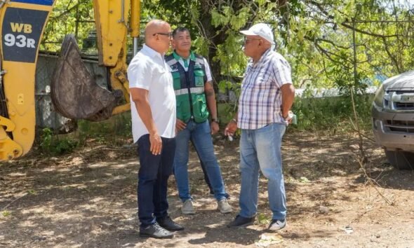 INDESUR despliega equipos pesados para limpiar Mercado del INESPRE en Barahona