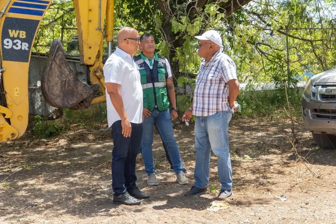 INDESUR despliega equipos pesados para limpiar Mercado del INESPRE en Barahona