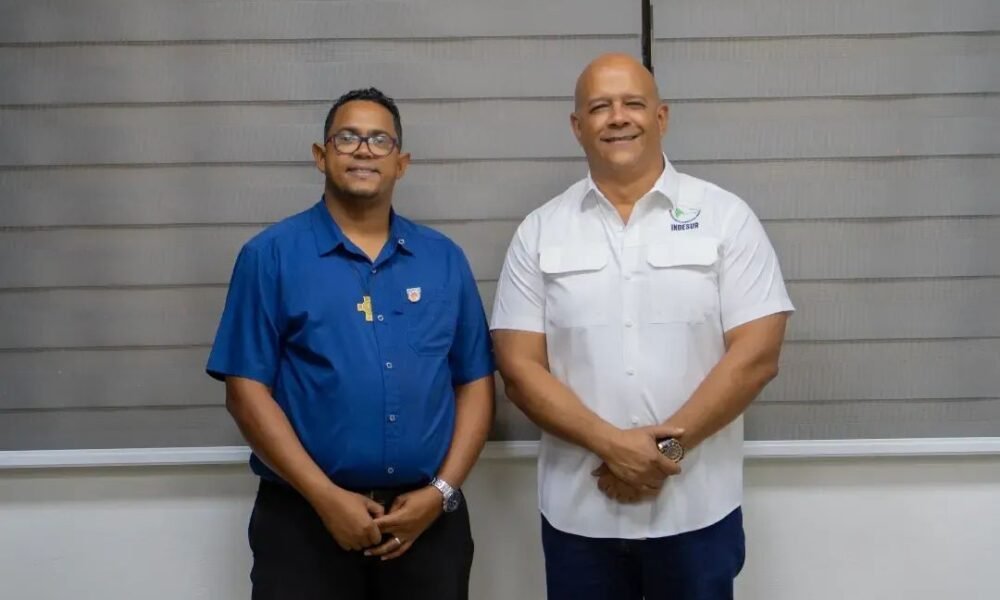 Director del INDESUR realiza aporte para torneo de voleibol en Barahona