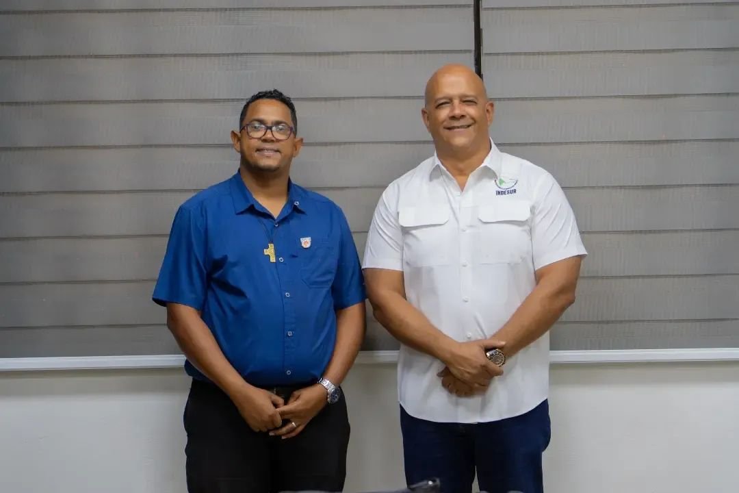 Director del INDESUR realiza aporte para torneo de voleibol en Barahona