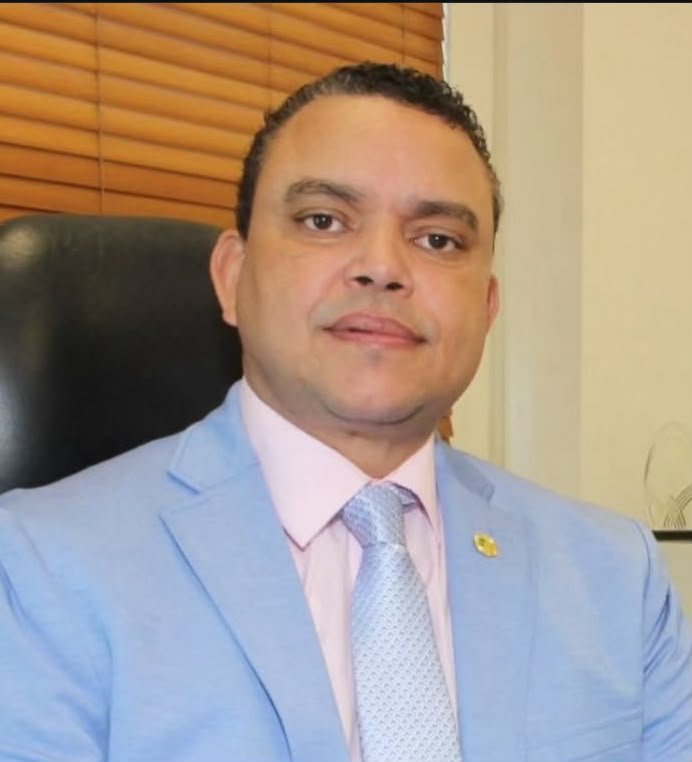 Julio Landrón recorre Santiago, una gestión que supervisa hospital por hospital