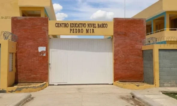 Más de 300 estudiantes continúan fuera de las aulas