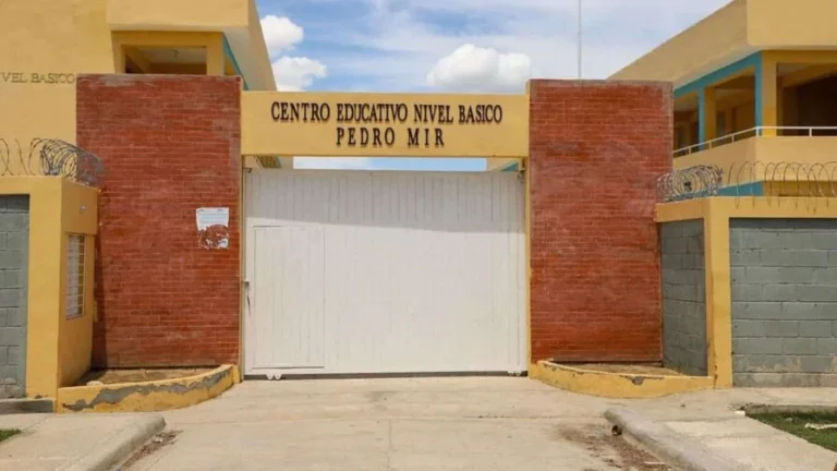 Más de 300 estudiantes continúan fuera de las aulas
