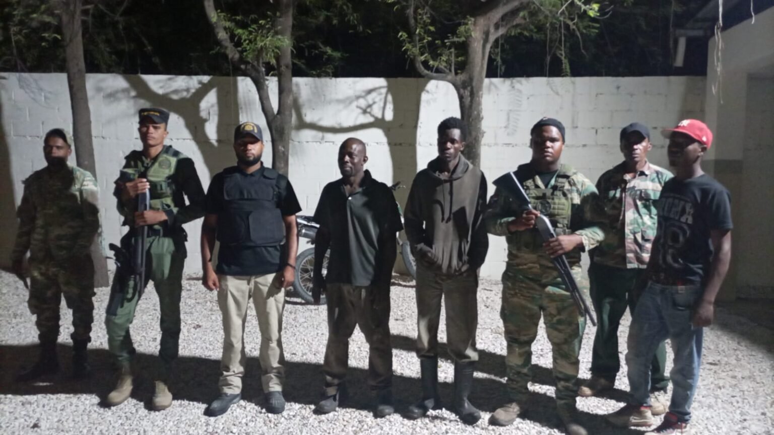 Medio Ambiente apresa a dos haitianos por quema de vegetación en Barahona