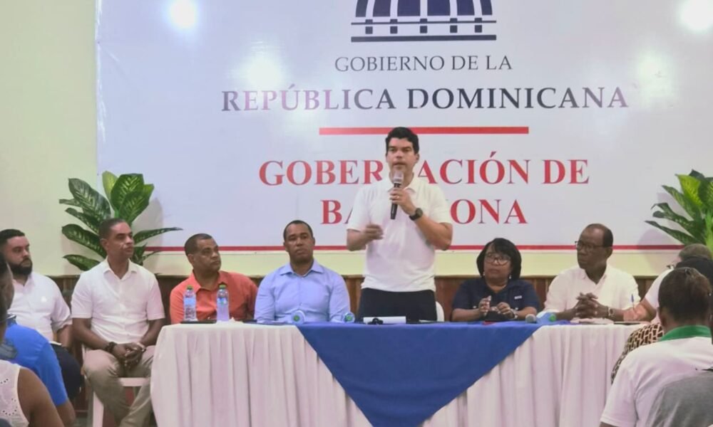Míctor Fernández aborda con INAPA problemas de agua en Barahona