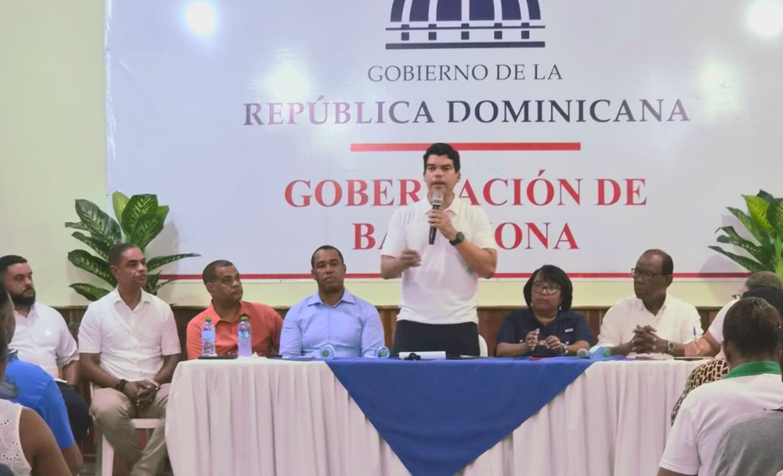 Míctor Fernández aborda con INAPA problemas de agua en Barahona