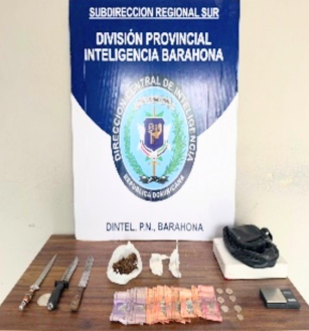 Policía apresa a un hombre y ocupa drogas en allanamiento en Barahona