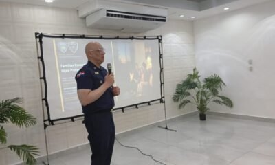 Policía Nacional imparte charla sobre prevención de delitos digitales a líderes comunitarios y jóvenes de Villa Central, Barahona.