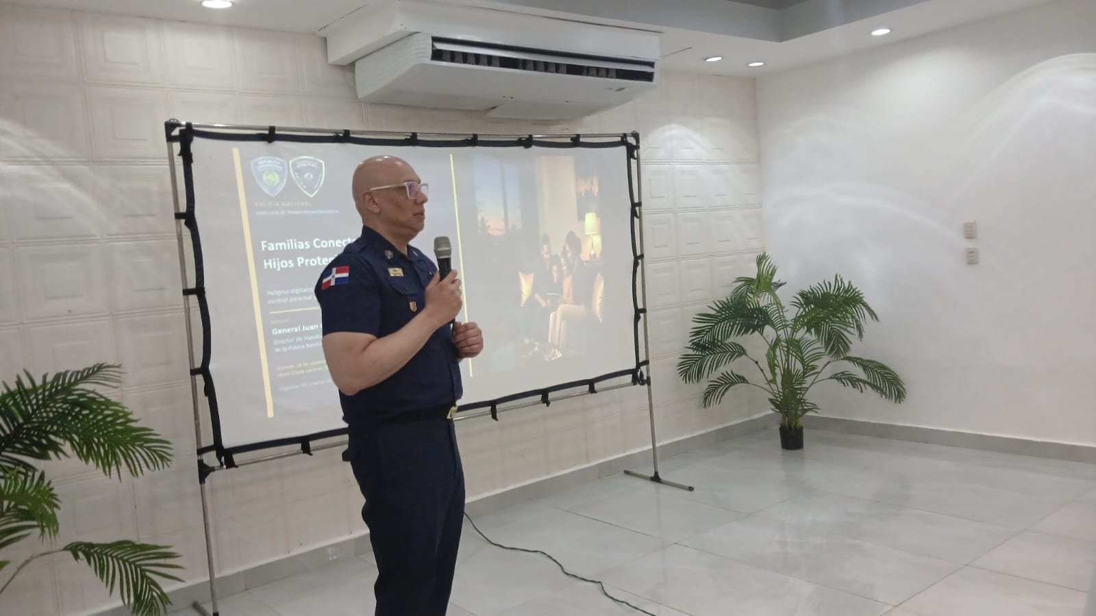 Policía Nacional imparte charla sobre prevención de delitos digitales a líderes comunitarios y jóvenes de Villa Central, Barahona.