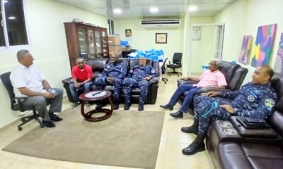 Policía Nacional sostiene encuentro de proximidad con párrocos y directivos del Centro Educativo Parroquial Cristo Rey en Barahona.
