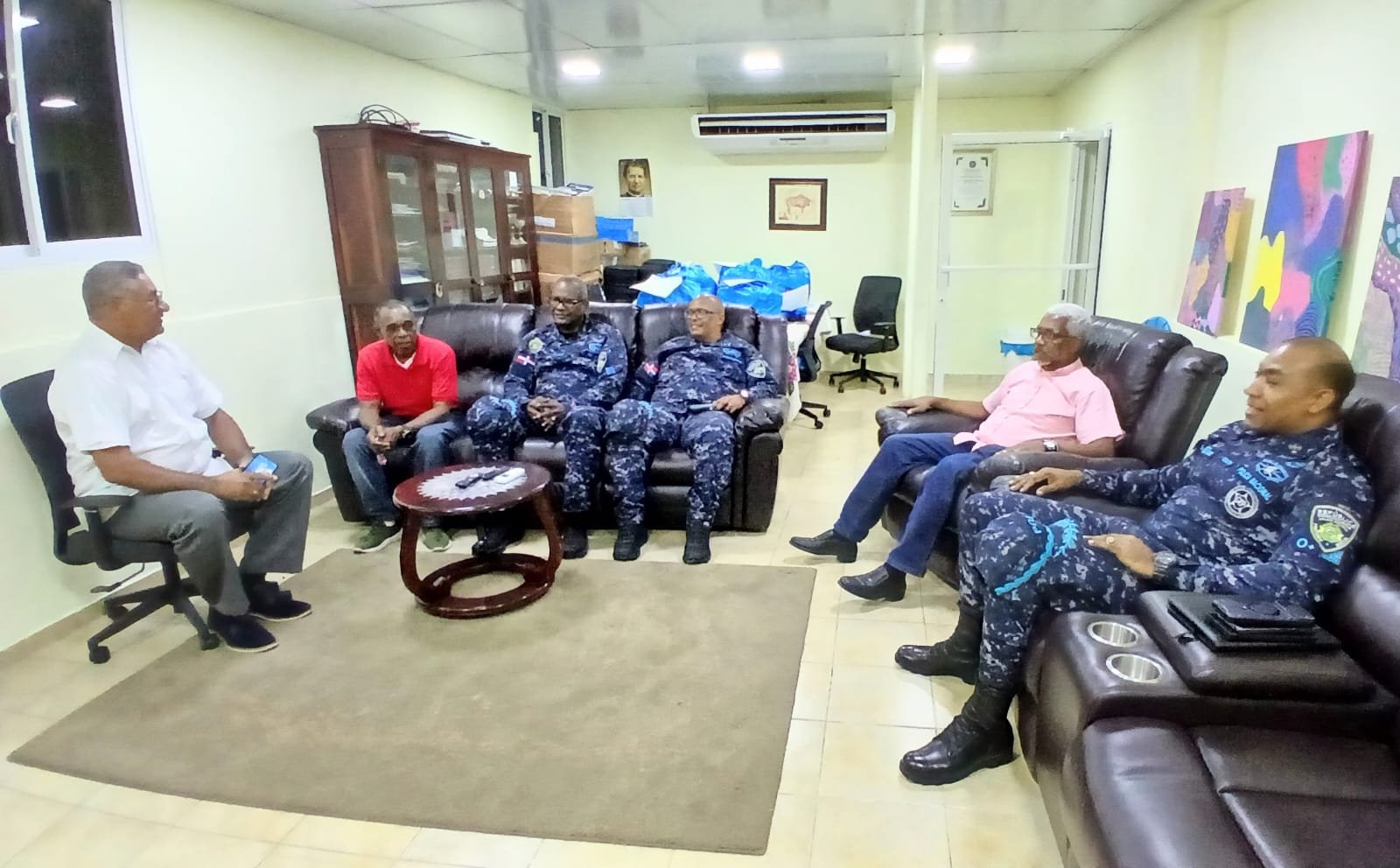 Policía Nacional sostiene encuentro de proximidad con párrocos y directivos del Centro Educativo Parroquial Cristo Rey en Barahona.