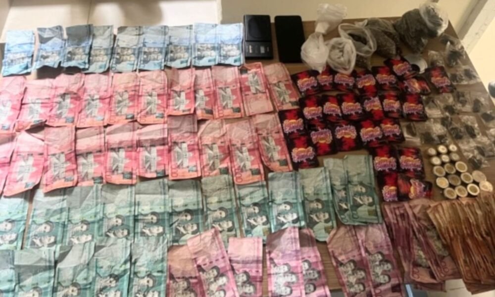 Policía apresa a dos personas con más de 180 gramos de sustancias narcóticas, dinero en efectivo y una balanza en Vicente Noble, Barahona.