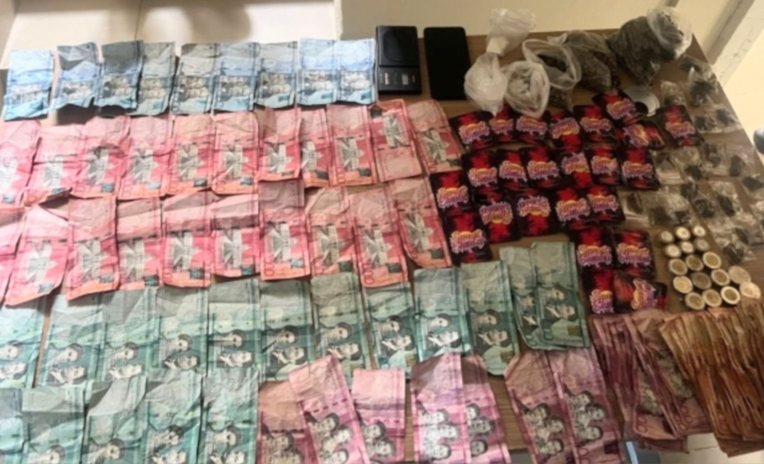 Policía apresa a dos personas con más de 180 gramos de sustancias narcóticas, dinero en efectivo y una balanza en Vicente Noble, Barahona.