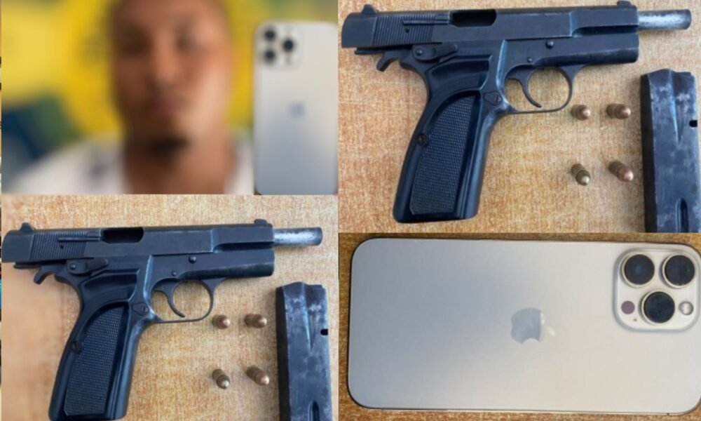 Policía apresa a joven con arma de fuego y recupera celular en Barahona