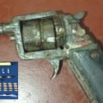 Policía en Barahona apresa a un joven y ocupa un arma de fuego ilegal y 490 gramos de sustancias controladas.
