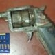Policía en Barahona apresa a un joven y ocupa un arma de fuego ilegal y 490 gramos de sustancias controladas.